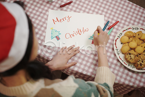 20대 성인 성인여자한명만 여자 한국인 한명 JPG 뒷모습 소프트포커스 포토 그리기 기록 상반신 식탁 실내 우먼라이프 카드(감사) 쿠키 크리스마스 크리스마스카드 파티