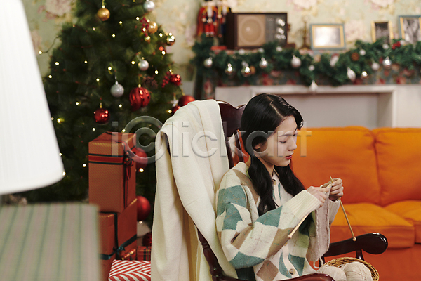 여유 집중 20대 성인 성인여자한명만 여자 한국인 한명 JPG 소프트포커스 옆모습 포토 들기 뜨개질 상반신 실내 양갈래머리 우먼라이프 취미 크리스마스 파티