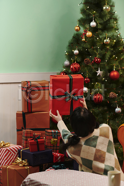 20대 성인 성인여자한명만 여자 한국인 한명 JPG 뒷모습 포토 들기 상반신 선물상자 실내 쌓기 우먼라이프 크리스마스 크리스마스선물 크리스마스트리 파티