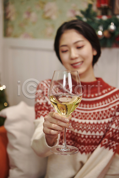 20대 성인 성인여자한명만 여자 한국인 한명 JPG 아웃포커스 앞모습 포토 들기 미소(표정) 상반신 실내 와인 와인잔 우먼라이프 크리스마스 파티 화이트와인