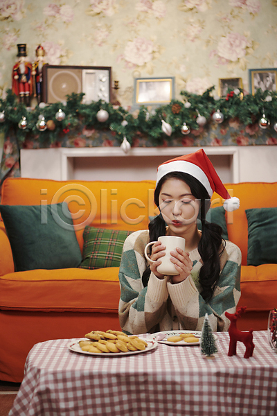 티타임 20대 성인 성인여자한명만 여자 한국인 한명 JPG 앞모습 포토 거실 들기 바람불기 불기 산타모자 상반신 실내 양갈래머리 우먼라이프 커피 쿠키 크리스마스 파티