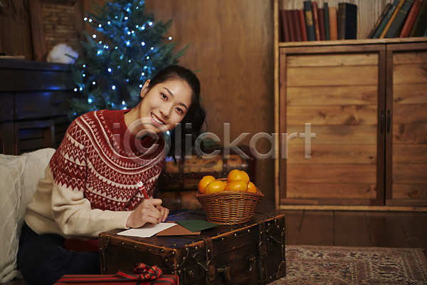 20대 성인 성인여자한명만 여자 한국인 한명 JPG 옆모습 포토 귤 기록 다락방 미소(표정) 상반신 실내 우먼라이프 크리스마스 편지 편지쓰기