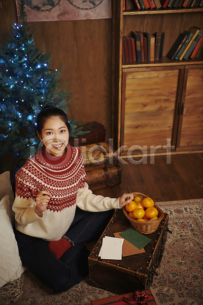 20대 성인 성인여자한명만 여자 한국인 한명 JPG 앞모습 포토 귤 다락방 들기 미소(표정) 실내 앉기 올려보기 우먼라이프 응시 전신 크리스마스 편지 편지쓰기