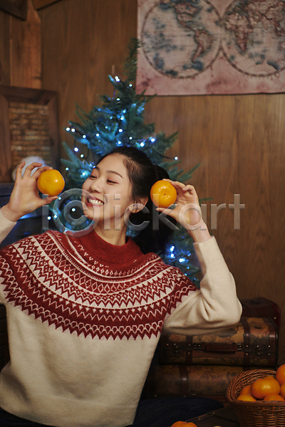 20대 성인 성인여자한명만 여자 한국인 한명 JPG 앞모습 포토 개구쟁이 귤 다락방 들기 미소(표정) 상반신 실내 우먼라이프 장난 크리스마스