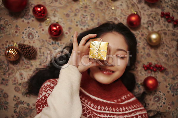 20대 성인 성인여자한명만 여자 한국인 한명 JPG 앞모습 포토 눈가림 눕기 들기 미니 미소(표정) 바닥 상반신 선물상자 실내 우먼라이프 크리스마스