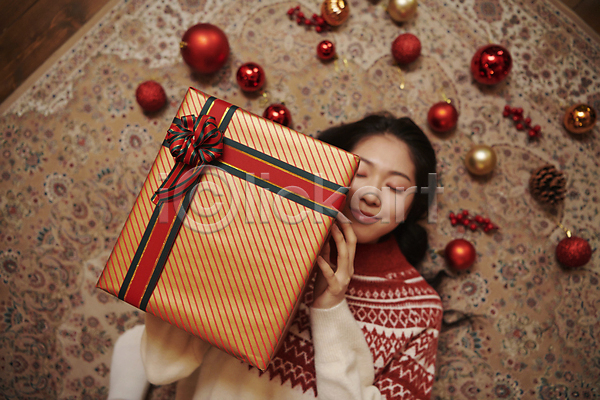 20대 성인 성인여자한명만 여자 한국인 한명 JPG 앞모습 포토 눈감음 눕기 미소(표정) 바닥 상반신 선물상자 실내 오너먼트 우먼라이프 크리스마스