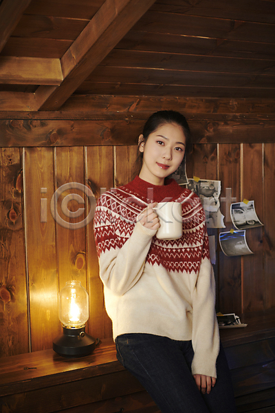 여유 티타임 20대 성인 성인여자한명만 여자 한국인 한명 JPG 앞모습 포토 다락방 들기 머그컵 미소(표정) 상반신 실내 우먼라이프 응시 코코아 크리스마스