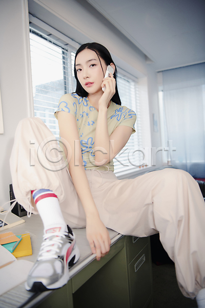 20대 성인 성인여자한명만 여자 한국인 한명 JPG 앞모습 포토 뉴트로 들기 스마트폰 실내 싱글라이프 앉기 우먼라이프 응시 의료성형뷰티 전신 통화 패션 포즈 힙스터