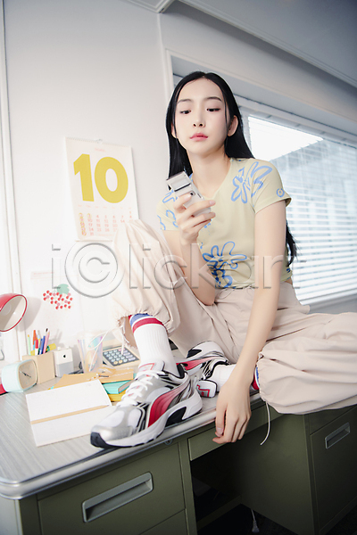 20대 성인 성인여자한명만 여자 한국인 한명 JPG 앞모습 포토 뉴트로 들기 무표정 스마트폰 실내 싱글라이프 앉기 우먼라이프 응시 의료성형뷰티 전신 패션 확인 힙스터