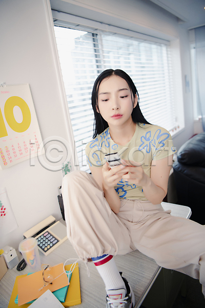 20대 성인 성인여자한명만 여자 한국인 한명 JPG 앞모습 포토 뉴트로 들기 무표정 상반신 스마트폰 실내 싱글라이프 앉기 우먼라이프 응시 의료성형뷰티 패션 힙스터