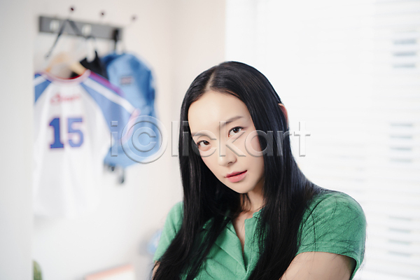 20대 성인 성인여자한명만 여자 한국인 한명 JPG 근접촬영 아웃포커스 앞모습 포토 뉴트로 상반신 실내 싱글라이프 우먼라이프 응시 의료성형뷰티 패션 힙스터