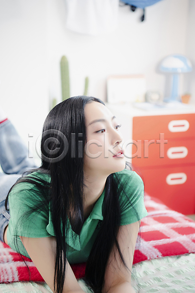 20대 성인 성인여자한명만 여자 한국인 한명 JPG 근접촬영 아웃포커스 앞모습 포토 눕기 뉴트로 상반신 실내 싱글라이프 엎드리기 우먼라이프 응시 의료성형뷰티 침대 패션 힙스터