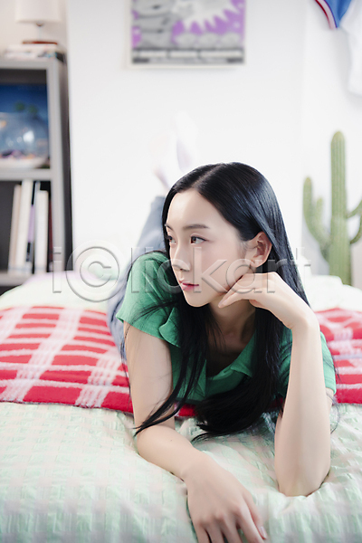 20대 성인 성인여자한명만 여자 한국인 한명 JPG 근접촬영 아웃포커스 앞모습 포토 눕기 뉴트로 상반신 실내 싱글라이프 엎드리기 우먼라이프 응시 의료성형뷰티 침대 턱괴기 패션 힙스터