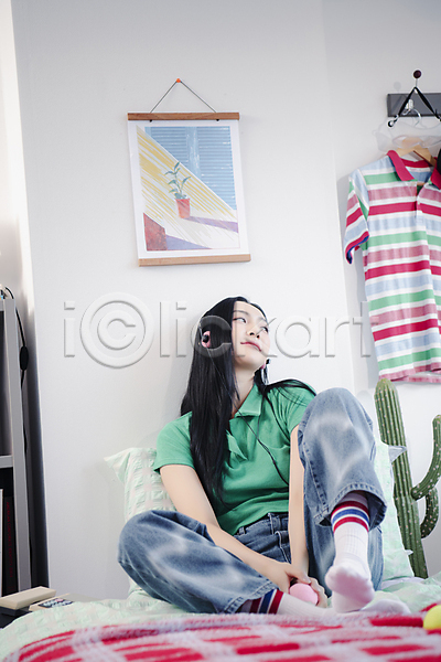휴식 20대 성인 성인여자한명만 여자 한국인 한명 JPG 앞모습 포토 뉴트로 듣기 미소(표정) 실내 싱글라이프 앉기 우먼라이프 음악감상 의료성형뷰티 전신 청바지 카세트플레이어 패션 포즈 헤드폰 힙스터