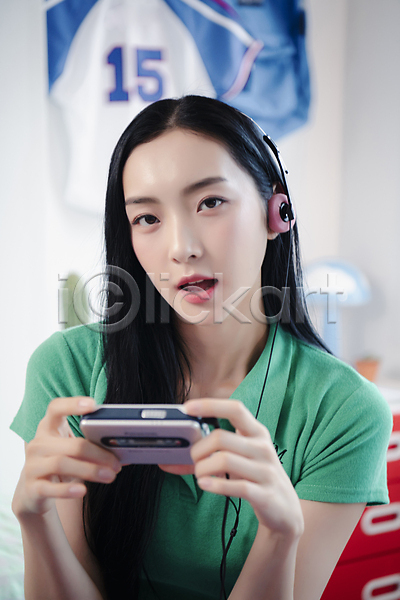 20대 성인 성인여자한명만 여자 한국인 한명 JPG 근접촬영 아웃포커스 앞모습 포토 뉴트로 듣기 들기 상반신 실내 싱글라이프 우먼라이프 음악감상 응시 의료성형뷰티 카세트플레이어 패션 헤드폰 힙스터