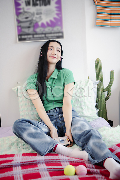 휴식 20대 성인 성인여자한명만 여자 한국인 한명 JPG 앞모습 포토 뉴트로 듣기 미소(표정) 실내 싱글라이프 앉기 우먼라이프 음악감상 의료성형뷰티 전신 청바지 침대 카세트플레이어 패션 헤드폰 힙스터