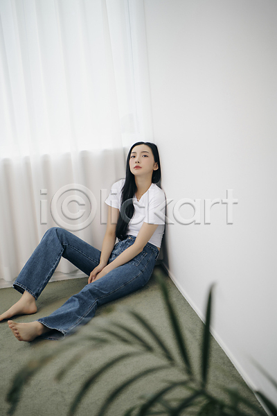 20대 성인 성인여자한명만 여자 한국인 한명 JPG 소프트포커스 옆모습 포토 실내 앉기 우먼라이프 응시 의료성형뷰티 전신 청바지 패션