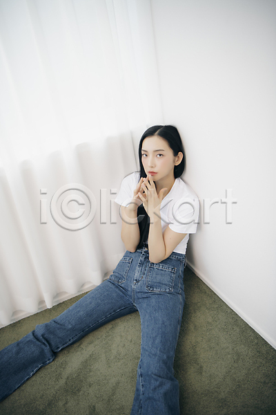 20대 성인 성인여자한명만 여자 한국인 한명 JPG 옆모습 포토 상반신 손모으기 실내 앉기 올려보기 우먼라이프 응시 의료성형뷰티 청바지 패션