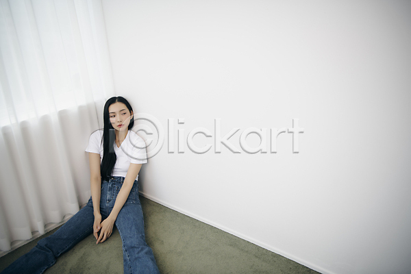 20대 성인 성인여자한명만 여자 한국인 한명 JPG 앞모습 포토 무표정 상반신 실내 앉기 우먼라이프 응시 의료성형뷰티 청바지 패션