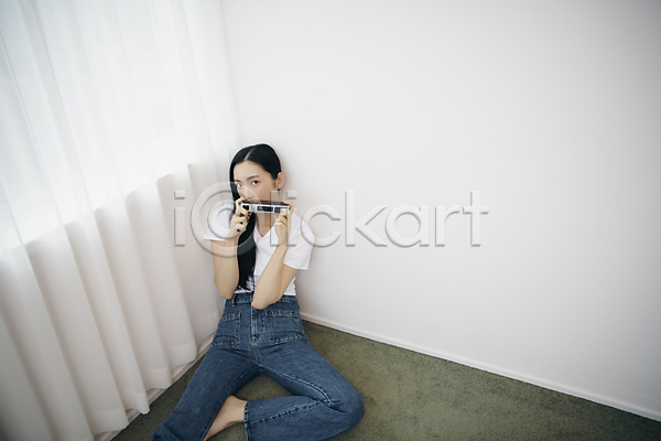 20대 성인 성인여자한명만 여자 한국인 한명 JPG 앞모습 포토 들기 실내 앉기 우먼라이프 응시 의료성형뷰티 전신 청바지 카메라 패션