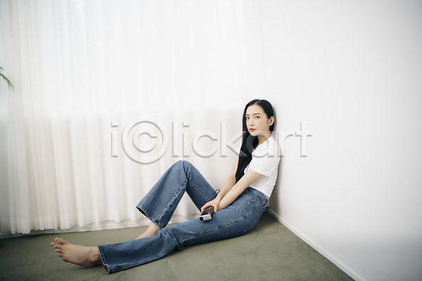 20대 성인 성인여자한명만 여자 한국인 한명 JPG 옆모습 포토 들기 실내 앉기 우먼라이프 응시 의료성형뷰티 전신 청바지 카메라 패션