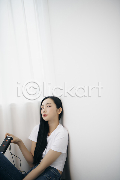 20대 성인 성인여자한명만 여자 한국인 한명 JPG 옆모습 포토 들기 상반신 실내 앉기 우먼라이프 응시 의료성형뷰티 카메라 패션