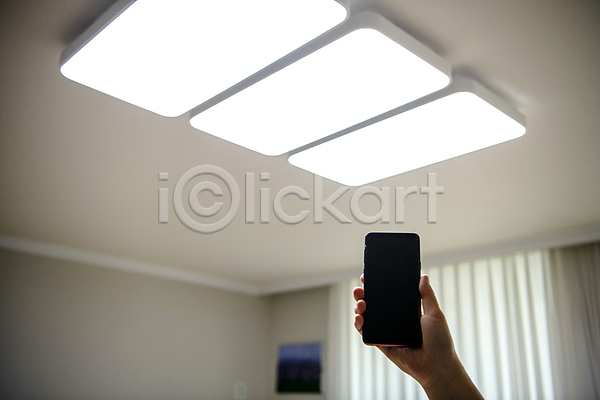 절약 신체부위 JPG 포토 들기 밝음 빛 손 스마트폰 실내 실내등 에너지 전등 천장 측정