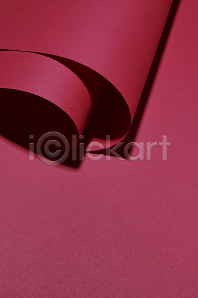 사람없음 JPG 포토 그림자 말린(둥글게) 비바마젠타 빨간배경 스튜디오촬영 실내 심플 오브젝트 자주색 종이 트렌드컬러