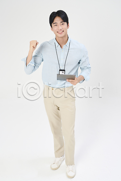 열정 20대 남자 성인 성인남자한명만 한국인 한명 JPG 앞모습 포토 들기 맨라이프 비즈니스라이프 비즈니스맨 서기 스튜디오촬영 전신 정장 태블릿 파이팅 흰배경