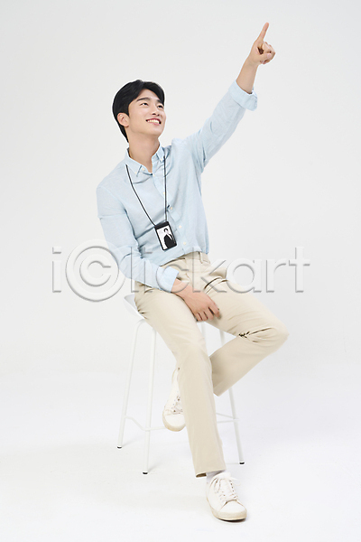 20대 남자 한국인 한명 JPG 앞모습 포토 가리킴 맨라이프 미소(표정) 비즈니스라이프 비즈니스맨 사원증 스튜디오촬영 앉기 올려보기 응시 의자 전신 정장 흰배경