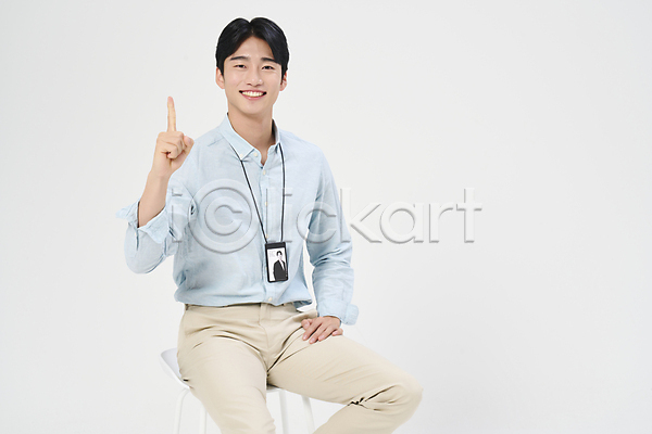 20대 남자 성인 성인남자한명만 한국인 한명 JPG 앞모습 포토 맨라이프 미소(표정) 비즈니스라이프 비즈니스맨 사원증 상반신 손들기 손짓 스튜디오촬영 앉기 의자 정장 흰배경