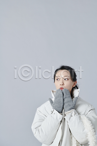 추위 20대 성인 성인여자한명만 여자 한국인 한명 JPG 앞모습 포토 가방 겨울 놀람 들기 상반신 스튜디오촬영 실내 응시 장갑 패딩 회색배경
