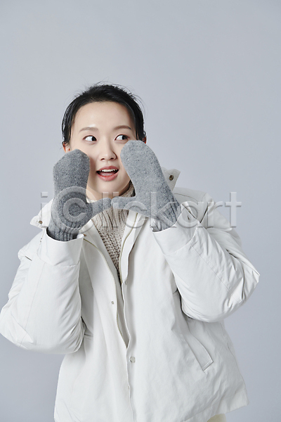 20대 성인 성인여자한명만 여자 한국인 한명 JPG 근접촬영 앞모습 포토 겨울 상반신 스튜디오촬영 실내 외침 장갑 패딩 회색배경