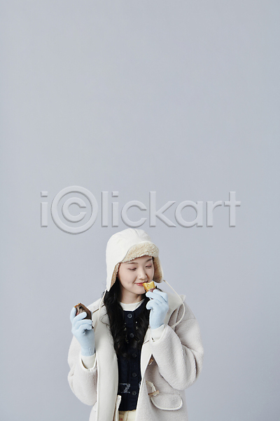 20대 성인 성인여자한명만 여자 한국인 한명 JPG 앞모습 포토 겨울 군고구마 들기 먹기 상반신 스튜디오촬영 실내 털모자 회색배경