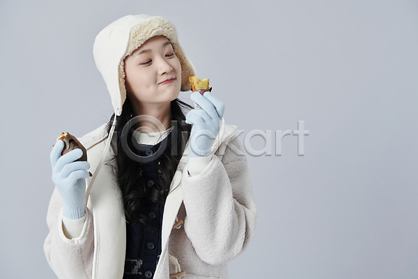 20대 성인 성인여자한명만 여자 한국인 한명 JPG 앞모습 포토 겨울 군고구마 들기 먹기 상반신 스튜디오촬영 실내 회색배경