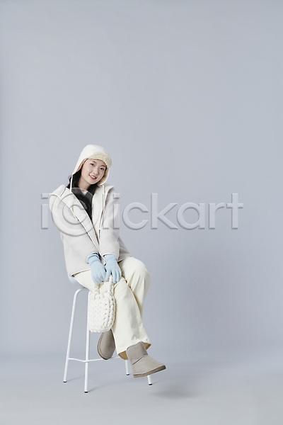 따뜻함 20대 성인 성인여자한명만 여자 한국인 한명 JPG 앞모습 포토 가방 겨울 들기 스튜디오촬영 실내 앉기 의자 전신 털모자 포즈 회색배경