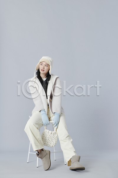 20대 성인 성인여자한명만 여자 한국인 한명 JPG 앞모습 포토 가방 겨울 다리벌리기 들기 스튜디오촬영 실내 앉기 의자 전신 털모자 포즈 회색배경