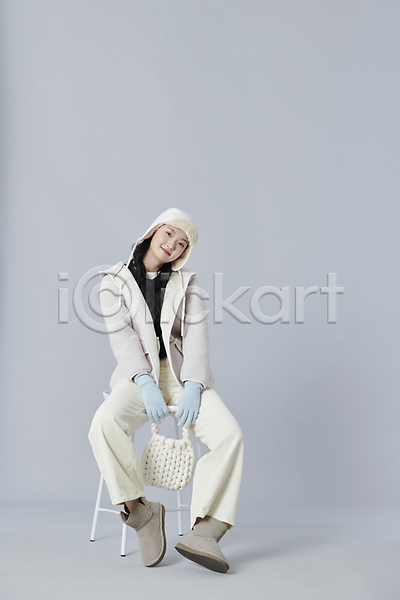 20대 성인 성인여자한명만 여자 한국인 한명 JPG 앞모습 포토 가방 겨울 다리벌리기 들기 스튜디오촬영 실내 앉기 의자 전신 털모자 회색배경
