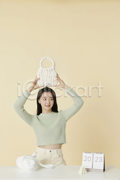 20대 성인 성인여자한명만 여자 한국인 한명 JPG 앞모습 포토 가방 노란배경 달력 들기 상반신 스튜디오촬영 실내 자랑 털실