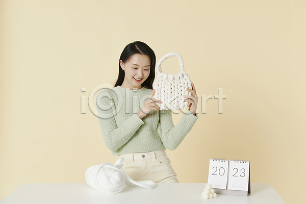 20대 성인 성인여자한명만 여자 한국인 한명 JPG 앞모습 포토 가방 내려보기 노란배경 달력 들기 미소(표정) 상반신 스튜디오촬영 실내 자랑 털실
