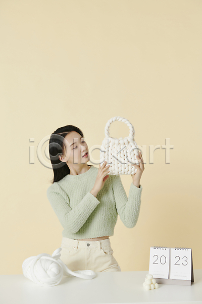 20대 성인 성인여자한명만 여자 한국인 한명 JPG 앞모습 포토 가방 노란배경 달력 들기 상반신 스튜디오촬영 실내 털실