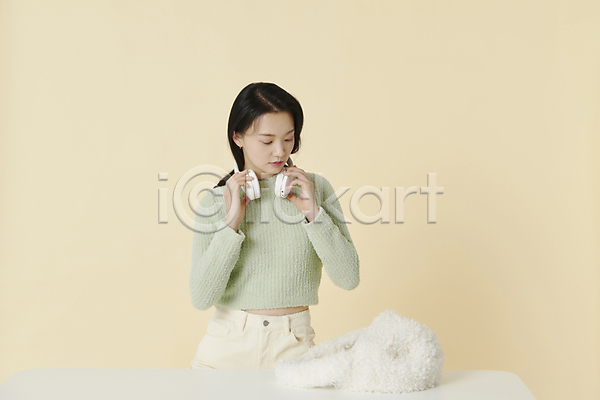 20대 성인 성인여자한명만 여자 한국인 한명 JPG 앞모습 포토 가방 노란배경 상반신 스튜디오촬영 실내 잡기 헤드폰