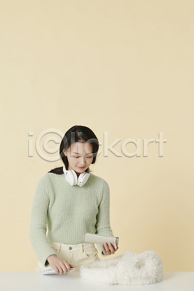 20대 성인 성인여자한명만 여자 한국인 한명 JPG 앞모습 포토 가방 꺼내기 내려보기 노란배경 들기 상반신 스튜디오촬영 실내