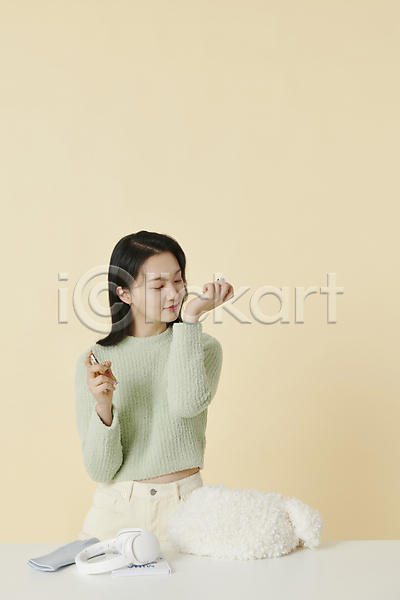 20대 성인 성인여자한명만 여자 한국인 한명 JPG 앞모습 포토 가방 내려보기 노란배경 들기 상반신 소지품 스튜디오촬영 실내 향수 헤드폰