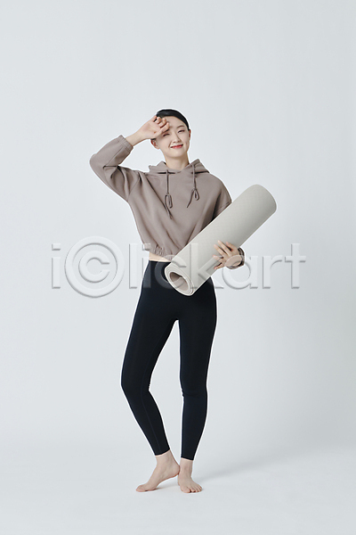 만족 20대 성인 성인여자한명만 여자 한국인 한명 JPG 앞모습 포토 닦기 들기 매트 미소(표정) 손짓 스튜디오촬영 요가 우먼라이프 운동 운동복 전신 후드티셔츠 흰배경