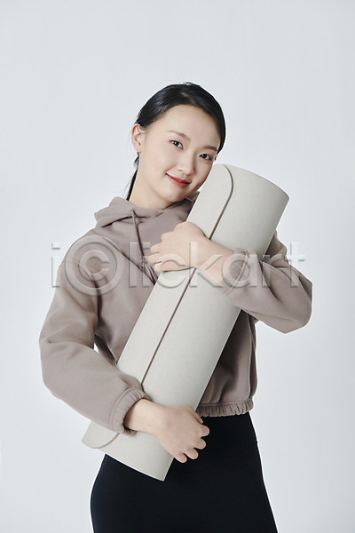 만족 20대 성인 성인여자한명만 여자 한국인 한명 JPG 앞모습 포토 매트 미소(표정) 상반신 스튜디오촬영 안기 요가 우먼라이프 운동 운동복 응시 후드티셔츠 흰배경