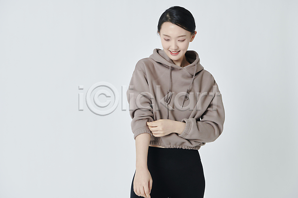 20대 성인 성인여자한명만 여자 한국인 한명 JPG 앞모습 포토 내려보기 미소(표정) 상반신 스튜디오촬영 요가 우먼라이프 운동 운동복 잡기 후드티셔츠 흰배경