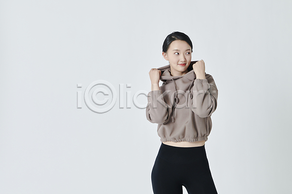 기쁨 20대 성인 성인여자한명만 여자 한국인 한명 JPG 앞모습 포토 미소(표정) 상반신 스튜디오촬영 우먼라이프 운동 운동복 응시 잡기 포즈 후드티셔츠 흰배경