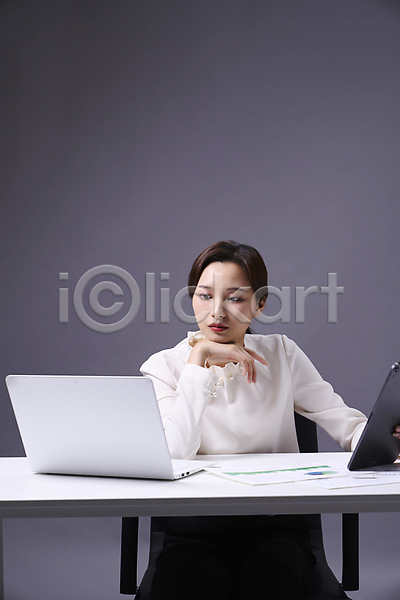 20대 성인 성인여자한명만 여자 한국인 한명 JPG 앞모습 포토 노트북 들기 비즈니스 비즈니스우먼 상반신 스튜디오촬영 앉기 업무 우먼라이프 응시 전문직 책상 태블릿 턱괴기 회색배경