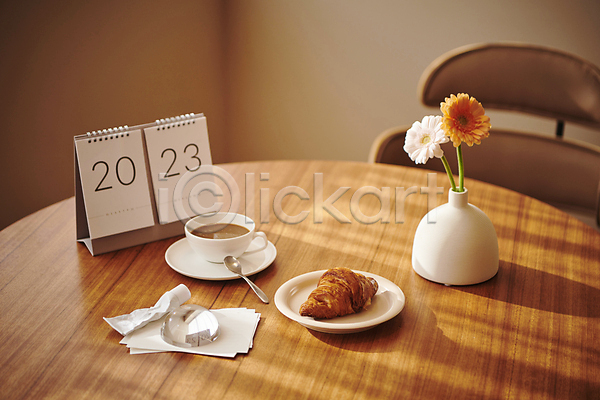 감성 편안함 사람없음 JPG 포토 거베라 꽃병 달력 백그라운드 실내 오브젝트 커피 크루아상 탁자